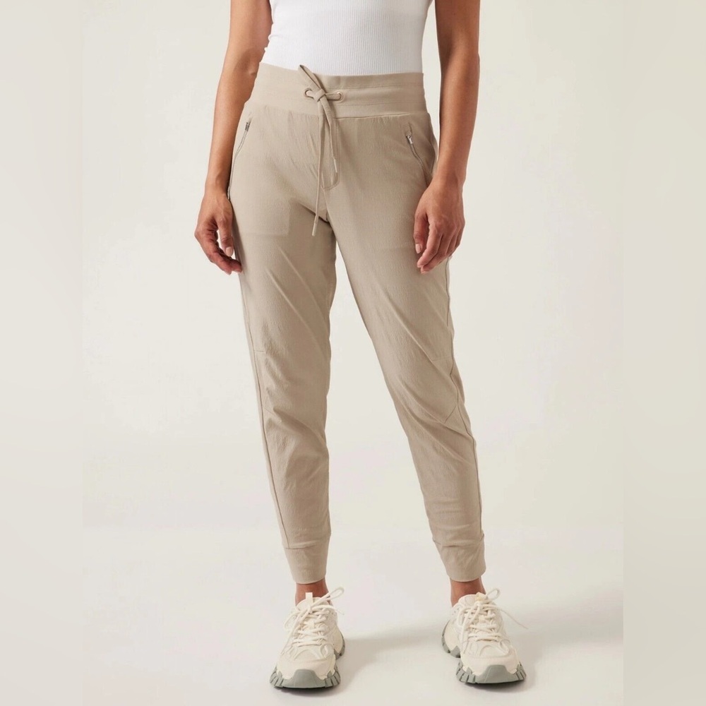 ATHLETA Trekkie North Jogger 4 Ecru Pants Mid Rise #405726